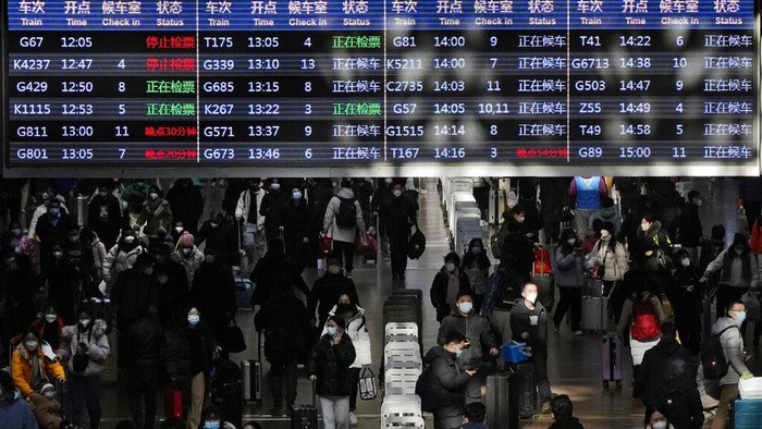 Stasiun Kereta di Beijing Mulai Dipadati Pemudik Jelang Tahun Baru Imlek Warga China mulai memadati stasiun kereta di Beijing. Mereka ingin mudik ke kampung menjelang perayaan Tahun Baru Imlek.