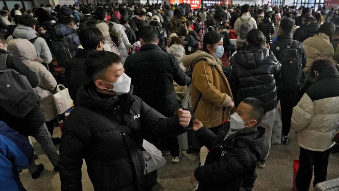 Warga China mulai memadati stasiun kereta di Beijing. Mereka ingin mudik ke kampung menjelang perayaan Tahun Baru Imlek.