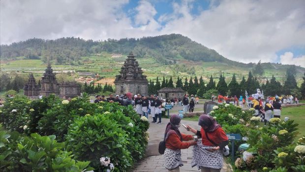 Suasana di objek wisata di komplek Candi Arjuna Dieng pada Minggu (15/1/2023).