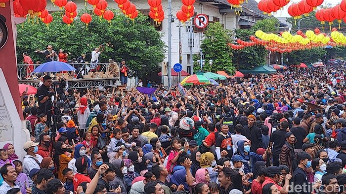 Suasana Grebek Sudiro 2023 di Solo. Warga tampak antusias berebut 4.000 kue keranjang, Minggu (15/1/2023).