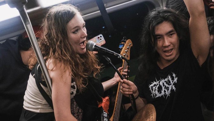 Band punk bikin sesak manggung di kereta.