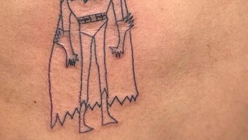 Ada yang pesen tato Batman, mungkin paket hemat. Foto: via Bored Panda