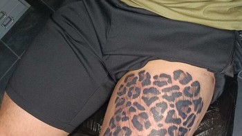Tato ini bikin pacarnya hampir teriak saat melihatnya. Foto: TheBlackened via Bored Panda