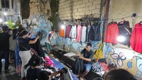 Thrifting atau kegiatan yang mencari atau berbelanja barang bekas layak pakai kini semakin digemari oleh masyarakat. Hal itu pula yang terlihat di Pasar Badung, Kota Denpasar, Bali, Minggu, (15/1/2023) malam. Warga nampak berjubel memenuhi pedagang pakaian bekas. (I Wayan Sui Suadnyana)