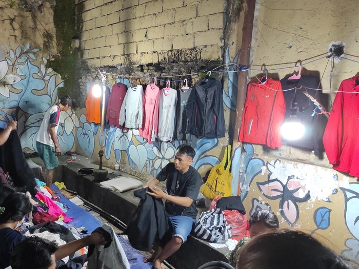Thrifting atau kegiatan yang mencari atau berbelanja barang bekas layak pakai kini semakin digemari oleh masyarakat. Hal itu pula yang terlihat di Pasar Badung, Kota Denpasar, Bali, Minggu, (15/1/2023) malam. Warga nampak berjubel memenuhi pedagang pakaian bekas. (I Wayan Sui Suadnyana)
