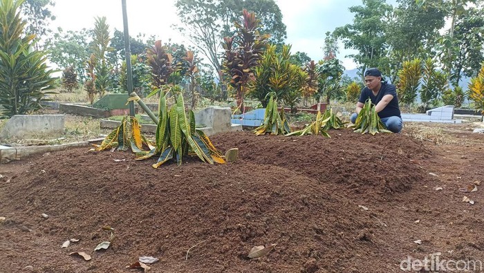Tiga korban tewas kasus keracunan di Bantar Gebang, Bekasi, Jawa Barat dimakamkan berdampingan