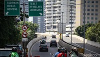 Polda Metro Jaya menyebutkan, ada beberapa pertimbangan yang membuat sepeda motor dilarang melintasi JLNT ini.