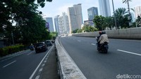 Meski begitu, para pengendara sepeda motor masih nekat melintasi JLNT.
