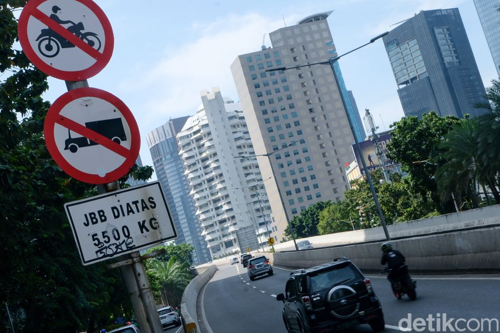 Meski  sudah dilarang, masih banyak pemotor yang menerobos jalan layang non tol (JLNT) Casablanca. Mereka yang melanggar antara lain pengguna motor gede (moge) sampai anggota TNI.