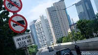 Pengguna sepeda motor memang dilarang melintas di JLNT Casablanca, Jakarta. Tetapi, masih saja ada pengendara yang bandel menerobos JLNT. 