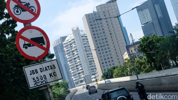 Ups, Moge-Motor Anggota TNI Terobos JLNT Casablanca Meski sudah dilarang, masih banyak pemotor yang menerobos jalan layang non tol (JLNT) Casablanca. Mereka yang melanggar antara lain pengguna motor gede (moge) sampai anggota TNI.