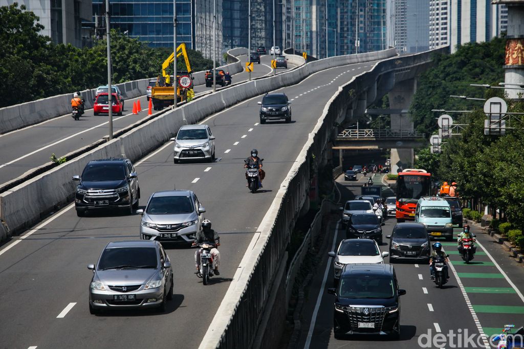 Meski  sudah dilarang, masih banyak pemotor yang menerobos jalan layang non tol (JLNT) Casablanca. Mereka yang melanggar antara lain pengguna motor gede (moge) sampai anggota TNI.