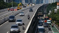 Hal tersebut disebabkan karena jalur jalan yang tidak lebar, kemudian lalu lintas campuran dan arah angin menjadi pertimbangan sepeda motor dilarang melintasi JLNT. Disamping itu juga dapat berisiko terjadinya kecelakaan. 