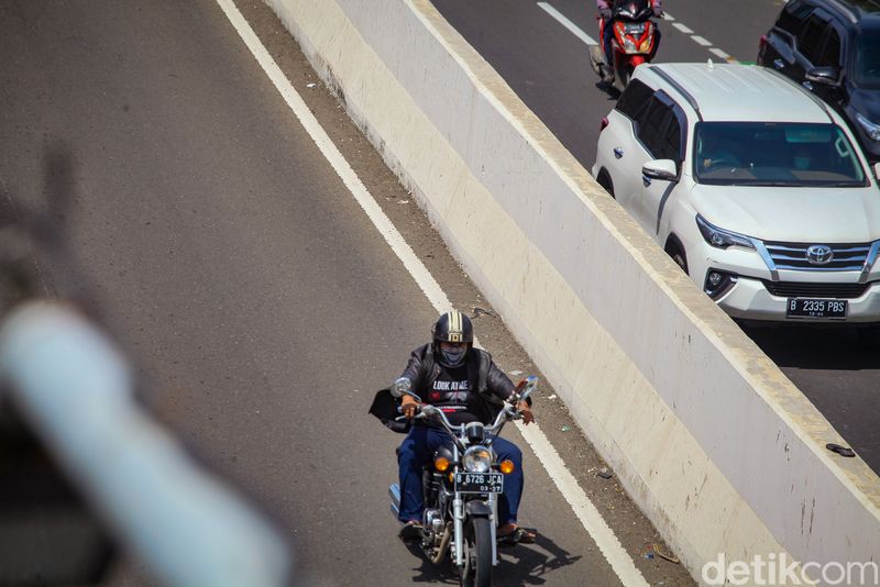 Meski sudah dilarang, masih banyak pemotor yang menerobos jalan layang non tol (JLNT) Casablanca. Mereka yang melanggar antara lain pengguna motor gede (moge) sampai anggota TNI.