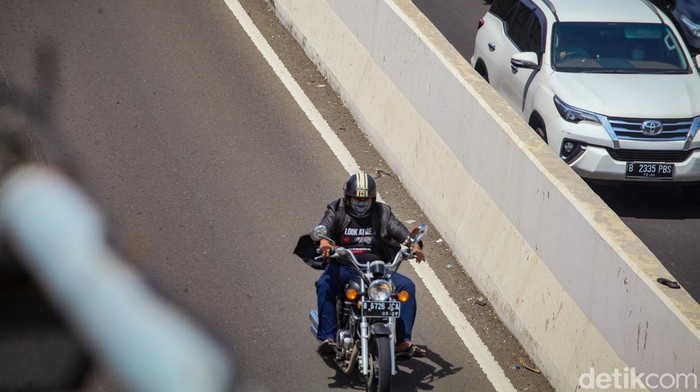 Meski  sudah dilarang, masih banyak pemotor yang menerobos jalan layang non tol (JLNT) Casablanca. Mereka yang melanggar antara lain pengguna motor gede (moge) sampai anggota TNI.