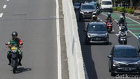 Selain itu, salah seorang anggota TNI dengan motor dinasnya juga melewati JLNT Casablanca.