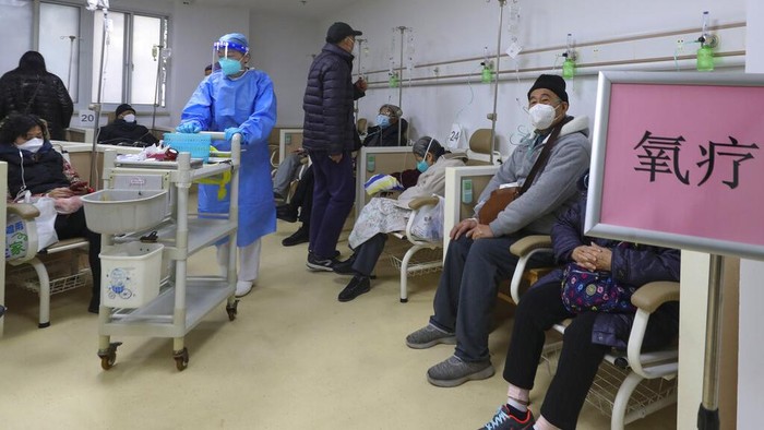 In this photo released by Xinhua News Agency, Patients wearing face masks receive oxygen therapy at a community healthcare institution in Shanghai, China, Monday, Jan. 5, 2023. As COVID-19 rips through China, other countries and the WHO are calling on its government to share more comprehensive data on the outbreak, with some even saying many of the numbers it is reporting are meaningless. (Fang Zhe/Xinhua via AP)