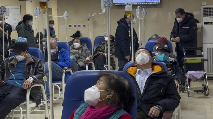 Patients receive intravenous drips at the emergency ward of a hospital in Beijing, Thursday, Jan. 5, 2023. Patients, most of them elderly, are lying on stretchers in hallways and taking oxygen while sitting in wheelchairs as COVID-19 surges in China's capital Beijing. (AP Photo/Andy Wong)