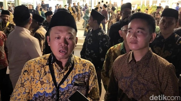 Waketum PBNU Nustron Wahid dan Wali Kota Solo Gibran Rakabuming Raka usai gala dinner di Puro Mangkunegaran, Solo, Minggu (15/1/2023).
