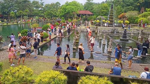 Wisatawan ramai kunjungi Taman Tirta Gangga, Karangasem saat manis Kuningan Minggu (15/1/2023) (foto : I Wayan Selamat Juniasa)