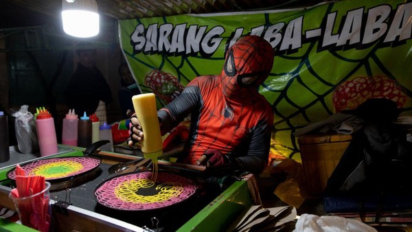 Wow... Ada Spiderman Jualan Kue Sarang Laba-laba di Solo