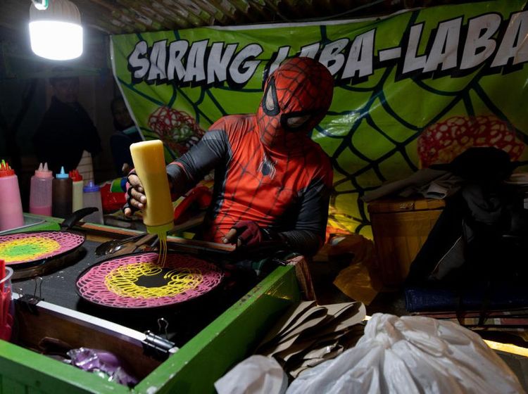 Wow... Ada Spiderman Jualan Kue Sarang Laba-laba di Solo
