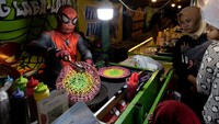 Aksinya tersebut menjadi daya tarik pengunjung nutuk membeli dagangannya. Tak hanya kostumnya saja, kue yang dibuat pun warnanya cukup menarik.