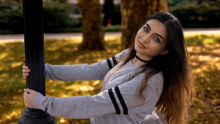 Zara Dar Seorang gadis Zara Dar (23) sukses jadi kreator OnlyFans sembari mengejar studinya di bidang sains. Dia pun dijuluki Hot Science Girl.