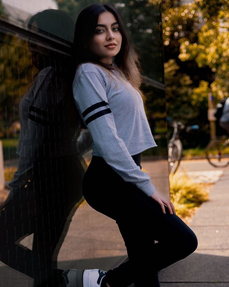 Zara Dar Seorang gadis Zara Dar (23) sukses jadi kreator OnlyFans sembari mengejar studinya di bidang sains. Dia pun dijuluki Hot Science Girl.