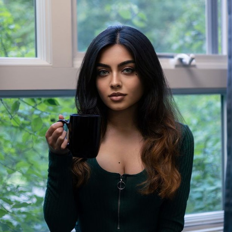 Seorang gadis Zara Dar (23) sukses jadi kreator OnlyFans sembari mengejar studinya di bidang sains. Dia pun dijuluki 'Hot Science Girl'.