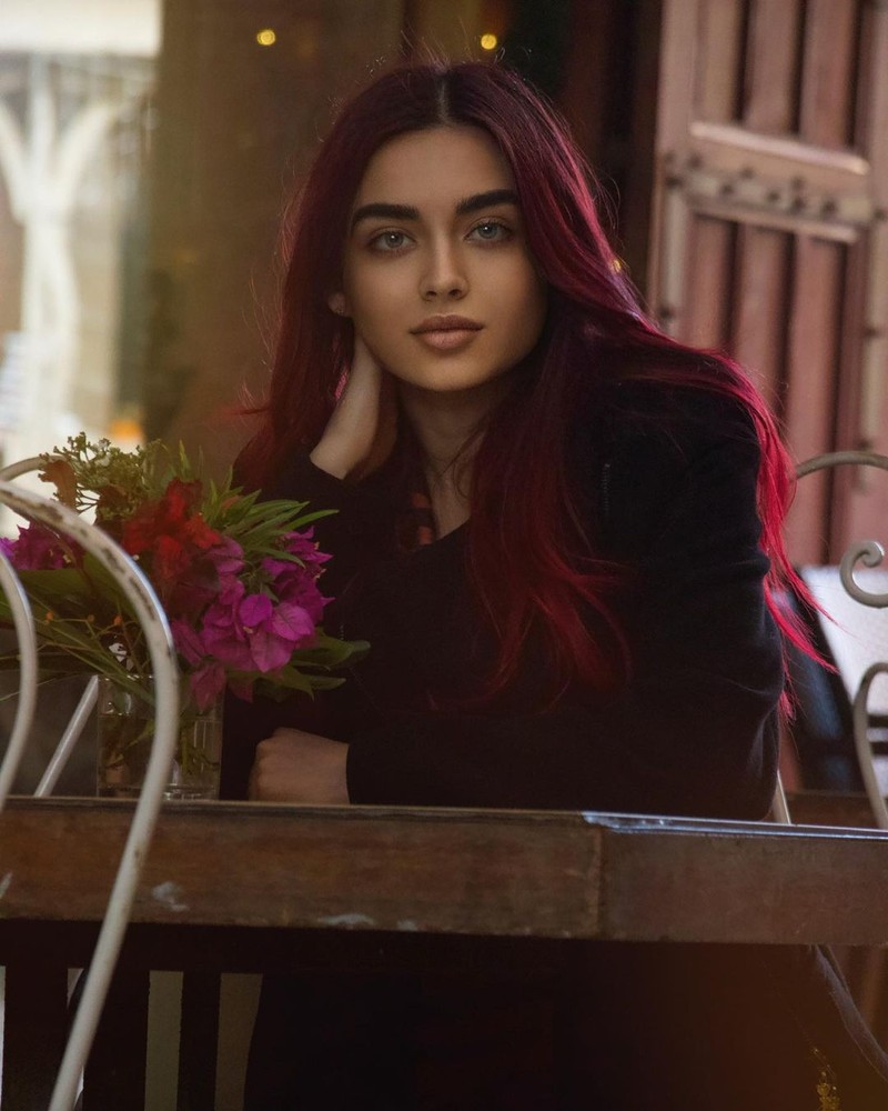 Seorang gadis Zara Dar (23) sukses jadi kreator OnlyFans sembari mengejar studinya di bidang sains. Dia pun dijuluki 'Hot Science Girl'.