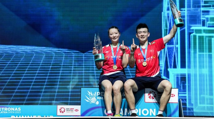 KUALA LUMPUR, MALAYSIA - JANUARY 15: Zheng Siwei (R) and Huang Yaqiong of China pose with their trophies on the podium after the Mixed Double Final match against Yuta Watanabe and Arisa Higashino of Japan on day six of PETRONAS Malaysia Open at Axiata Arena on January 15, 2023 in Kuala Lumpur, Malaysia. (Photo by Shi Tang/Getty Images)