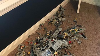 Lego Star Wars hancur sudah akibat pertengkaran kakak beradik. Foto: via Bored Panda
