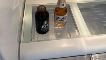 Baru selesai rehabilitasi kecanduan alkohol, pulang ke rumah kulkas kosong dan orang rumah cuma menyisakan 2 botol alkohol. Foto: via Bored Panda