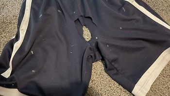 Celana favorit suami digunting istri, karena sudah jelek tapi tidak pernah mau dibuang. Foto: via Bored Panda