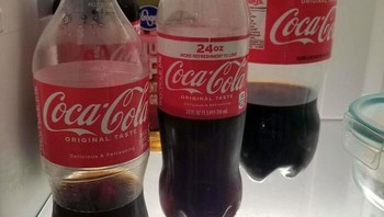 Ada lagi kebiasaan teman sekamar yang tiap minum Coca Cola tidak habis, eh malah buka botol baru. Foto: via Bored Panda