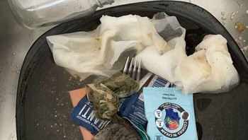 Kebiasaan menyebalkan yang tidak membuang sampah dari piring sebelum ditaruh di tempat cuci piring. Foto: via Bored Panda