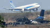 Pada 12 Maret 2018, sebuah penerbangan dari ibu kota Bangladesh, Dhaka, mendarat darurat di Bandara Kathmandu dan tergelincir ke lapangan sepak bola hingga terbakar. Sebanyak 51 orang tewas dalam kecelakaan. Kecelakaan itu dinilai sebagai penerbangan paling mematikan di Nepal selama beberapa dekade. (Prakash Mathema/AFP via Getty Images)  