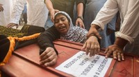 Pada 16 Februari 2014, sebanyak 18 orang tewas ketika pesawat Nepal Airlines jatuh di Distrik Arghakhanchi. Tim SAR menemukan bagian tubuh dan puing-puing berserakan di pedesaan sekitar pegunungan. (Ahmed Salahuddin/NurPhoto via Getty Images)  