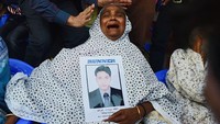 Pada 25 September 2011, sebuah pesawat kecil yang membawa turis dalam perjalanan wisata di sekitar Gunung Everest menabrak lereng bukit dekat Kathmandu. Sebanyak 19 orang dalam penerbangan itu tewas. (Munir Uz Zaman/AFP via Getty Images)  
