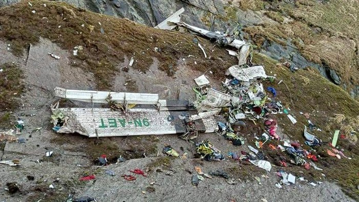 10 Tragedi Kecelakaan Mengerikan Pesawat Jatuh di Nepal dalam 1 Dekade EDITORS NOTE: Graphic content / The wreckage of a Twin Otter aircraft, operated by Nepali carrier Tara Air, lay on a mountainside in Mustang on May 30, 2022, a day after it crashed. - Nepali rescuers pulled 14 bodies on May 30 from the mangled wreckage of a passenger plane strewn across a mountainside that went missing in the Himalayas with 22 people on board. (Photo by BISHAL MAGAR / AFP) (Photo by BISHAL MAGAR/AFP via Getty Images)