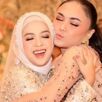 Wanita yang tinggal di Jakarta Selatan ini mengungkapkan alasan mengundang Yuni Shara untuk menjadi bintang tamu di acara pernikahannya. Karena aku sendiri suka sama beliau dan orang tua juga terutama bapak dan ibu ku suka sama Yuni Shara. Jadi memang sudah sepakat undang beliau. Terus biar acara di pernikahan ku lebih hidup aja, nggak terlalu boring gitu. Terus kebetulan Wedding Organizers (@redberrywedding) aku banyak kenalan sama artis-artis untuk jadi guest start wedding. Jadi langsung bisa hubungin manajernya, tutur Jesyca yang bekerja sebagai pemilik online shop dan legal Staff di salah satu firma hukum di Jakarta. Foto: Dok. pribadi Jesyca.
