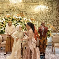 Meski sempat insecure, Jesyca merasa senang dan terharu Yuni Shara bisa melengkapi hari bahagianya. Unggahan Jesyca ini sudah ditonton lebih dari 2,2 juta Views dan mendapatkan banjir komentar dari warganet. Foto: Dok. pribadi Jesyca.