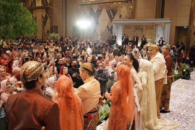 Jesyca senang karena acara pernikahannya berjalan dengan lancar dan berubah menjadi konser dadakan. Senang, meriah banget dan nggak menyangka juga pas Yuni Shara keluar suasana jadi kaya konser di situ . Bahkan aku aja dianggurin padahal aku pengantinnya, karena semua tamu ku terkesimak sama beliau, tutup Jesyca dengan ramah seraya tertawa. Foto: Dok. pribadi Jesyca.