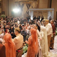 Jesyca senang karena acara pernikahannya berjalan dengan lancar dan berubah menjadi konser dadakan. Senang, meriah banget dan nggak menyangka juga pas Yuni Shara keluar suasana jadi kaya konser di situ . Bahkan aku aja dianggurin padahal aku pengantinnya, karena semua tamu ku terkesimak sama beliau, tutup Jesyca dengan ramah seraya tertawa. Foto: Dok. pribadi Jesyca.