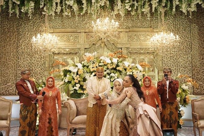 Dalam video yang viral itu, Yuni Shara terlihat anggun memakai gaun warna dusty pink yang berkilau. Ia juga tampil dengan rambut diikat ke belakang dengan makeup flawless yang membuat wanita berusia 51 tahun itu terlihat awet muda. Foto: Dok. pribadi Jesyca.