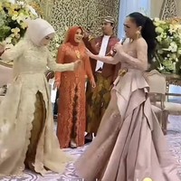 Ialah Jesyca Nadine yang mengunggah video lewat akun TikTok @nadinefashion_id. Ia memperlihatkan momen ketika Yuni Shara sedang mengajaknya untuk berjoget bersama. Pede di nikahan sendiri❌ insecure di nikahan sendiri karena bintang tamunya lebih cantik✅ insecure lihat badannya wak, tulis keterangan video @nadinefashion_id. #CapCut aku yang kawin, aku juga yang gak pede karena badannya guest starku, mami @yunishara36 cakep pwoll😭🫶🏻 🫶🏻🫶🏻#yunishara#yunisharawsb#weddingdressinspo #joget, tulis Jesyca. Foto: Dok. pribadi Jesyca.