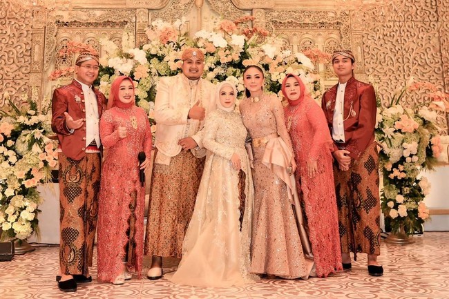 Kan konsep sound dari TikTok itu emang joget yaa, karena aku ada joget sama Mbak Yuni ya aku pakai aja, eh tiba-tiba viral dan FYP hehe. Aku iseng aja buatnya. (Yuni Shara) cantik banget!!! Kaya Barbie hidup, badannya bagus, suaranya lebih bagus dan orangnya nggak sombong sama tamu-tamu ku. Aku aja sampai insecure sendiri di pernikahanku, ungkap Jesyca seraya tertawa kepada Wolipop. Foto: Dok. pribadi Jesyca.