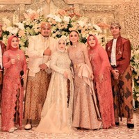 Kan konsep sound dari TikTok itu emang joget yaa, karena aku ada joget sama Mbak Yuni ya aku pakai aja, eh tiba-tiba viral dan FYP hehe. Aku iseng aja buatnya. (Yuni Shara) cantik banget!!! Kaya Barbie hidup, badannya bagus, suaranya lebih bagus dan orangnya nggak sombong sama tamu-tamu ku. Aku aja sampai insecure sendiri di pernikahanku, ungkap Jesyca seraya tertawa kepada Wolipop. Foto: Dok. pribadi Jesyca.