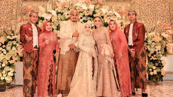 8 Momen Viral Pengantin Undang Yuni Shara di Pernikahan, Endingnya Insecure